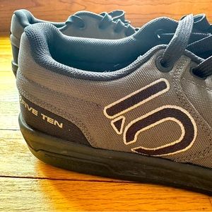 PrimeBlue mountain biking shoes sz: 10